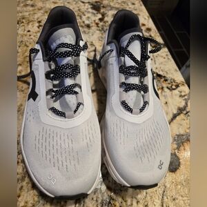 ON Running women 8 Cloudmonster all white